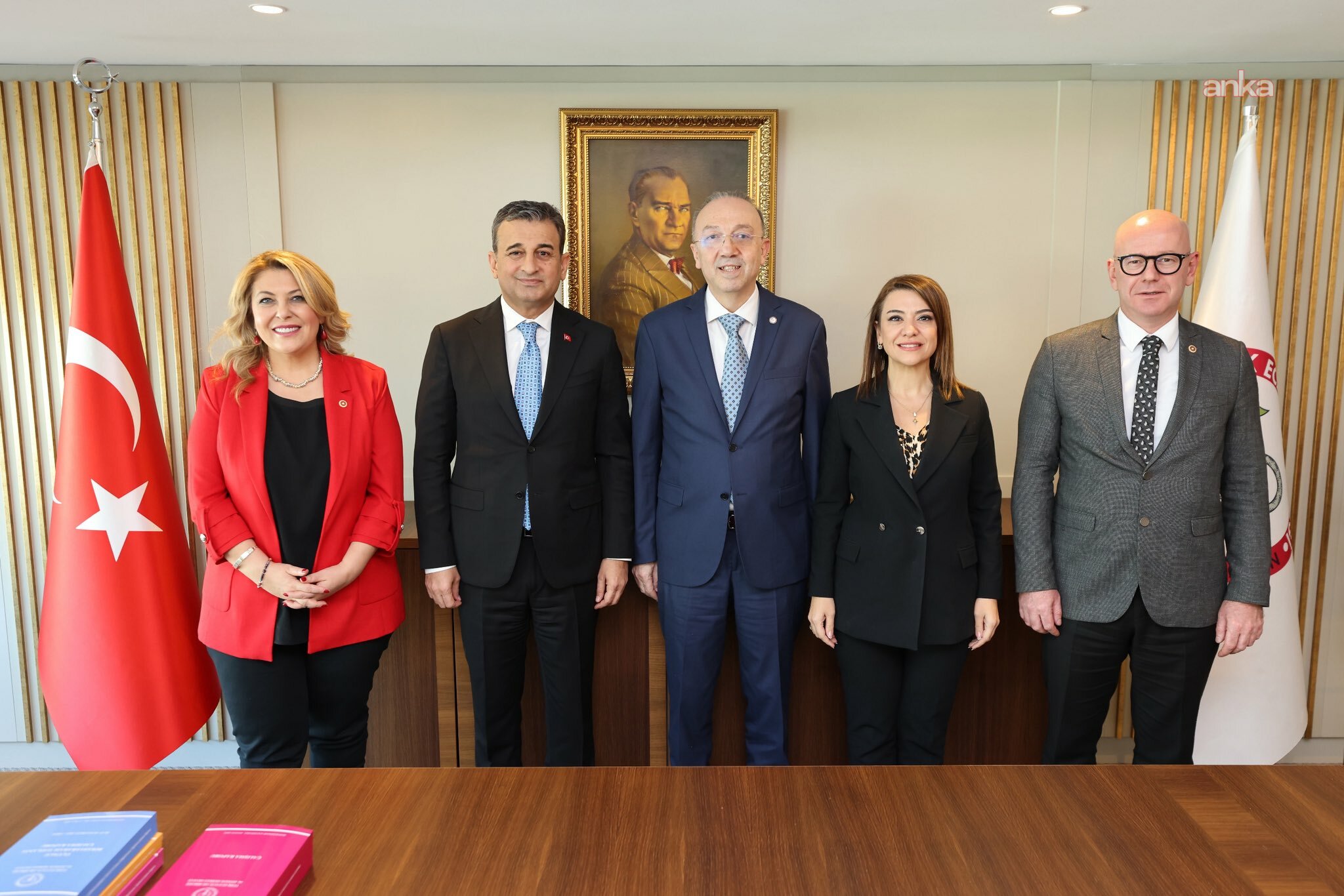 CHP'nin eczacı milletvekilleri, yeni seçilen TEB Başkanı Demirci'ye "hayırlı olsun" ziyaretinde bulundu