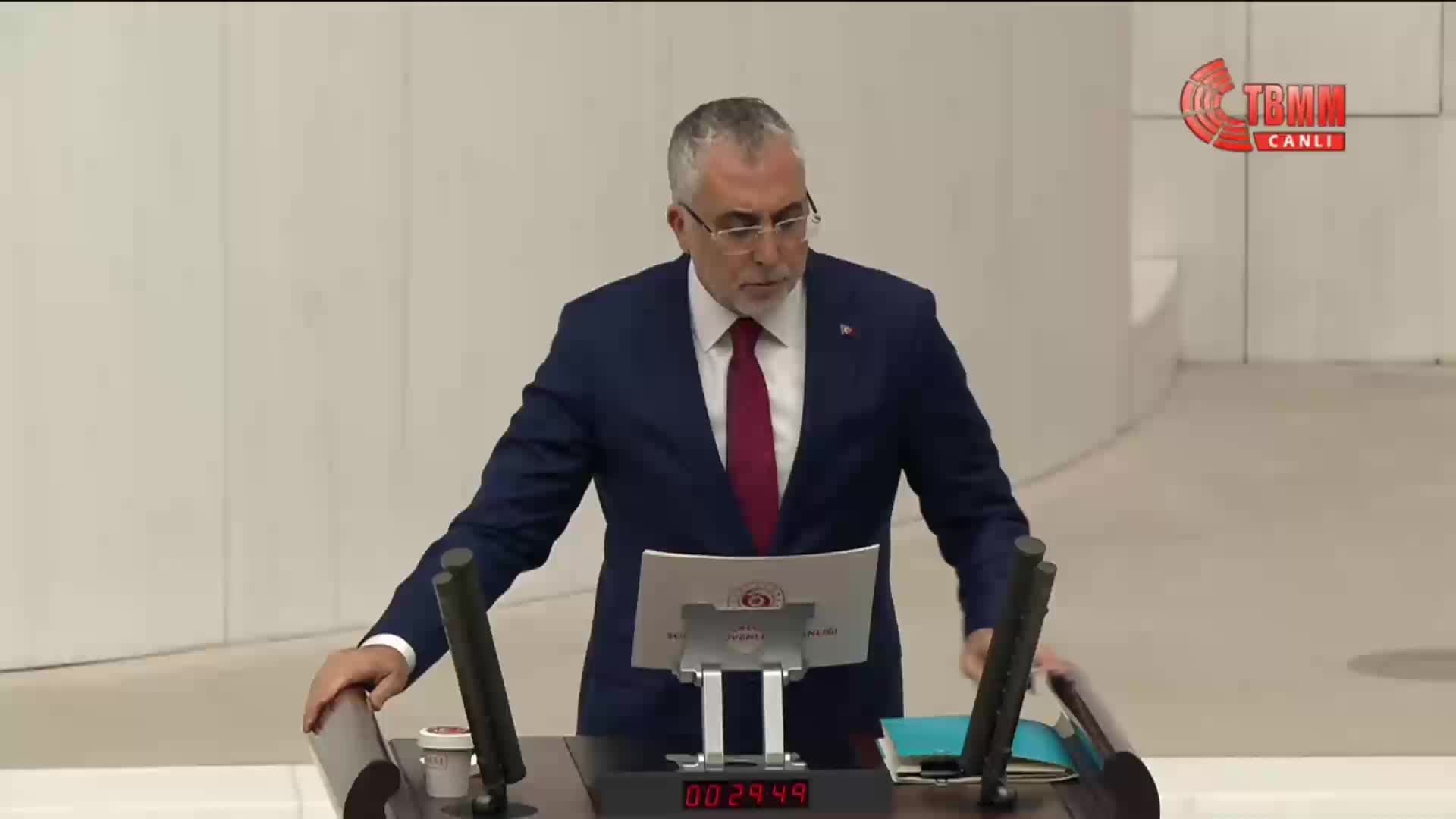 2026 bütçesi TBMM Genel Kurulu'nda... Vedat Işıkhan: Asgari ücret miktarının çalışanlarımızın gelirlerini enflasyona ezdirmeyecek bir noktada belirlenmesi için çalışmalar sürüyor