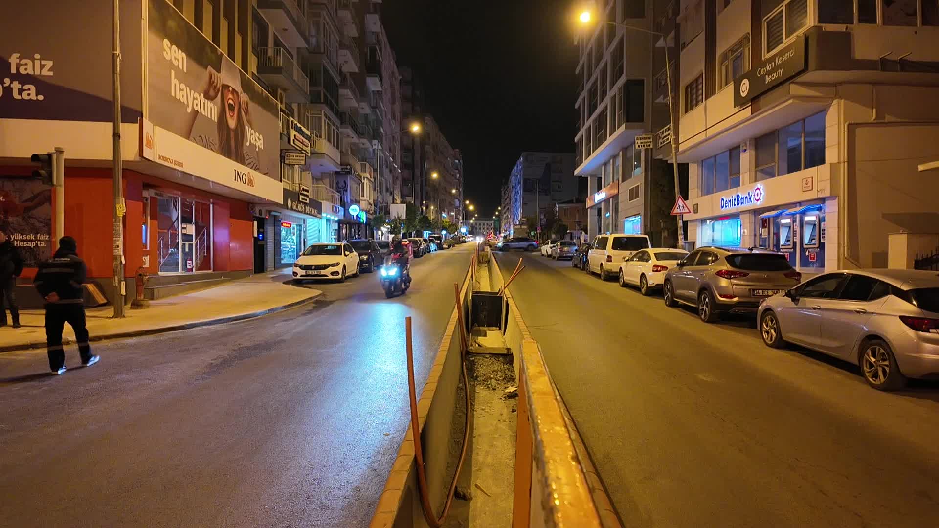 Bornova Merkez Pazaryeri önünde orta refüj çalışması başladı