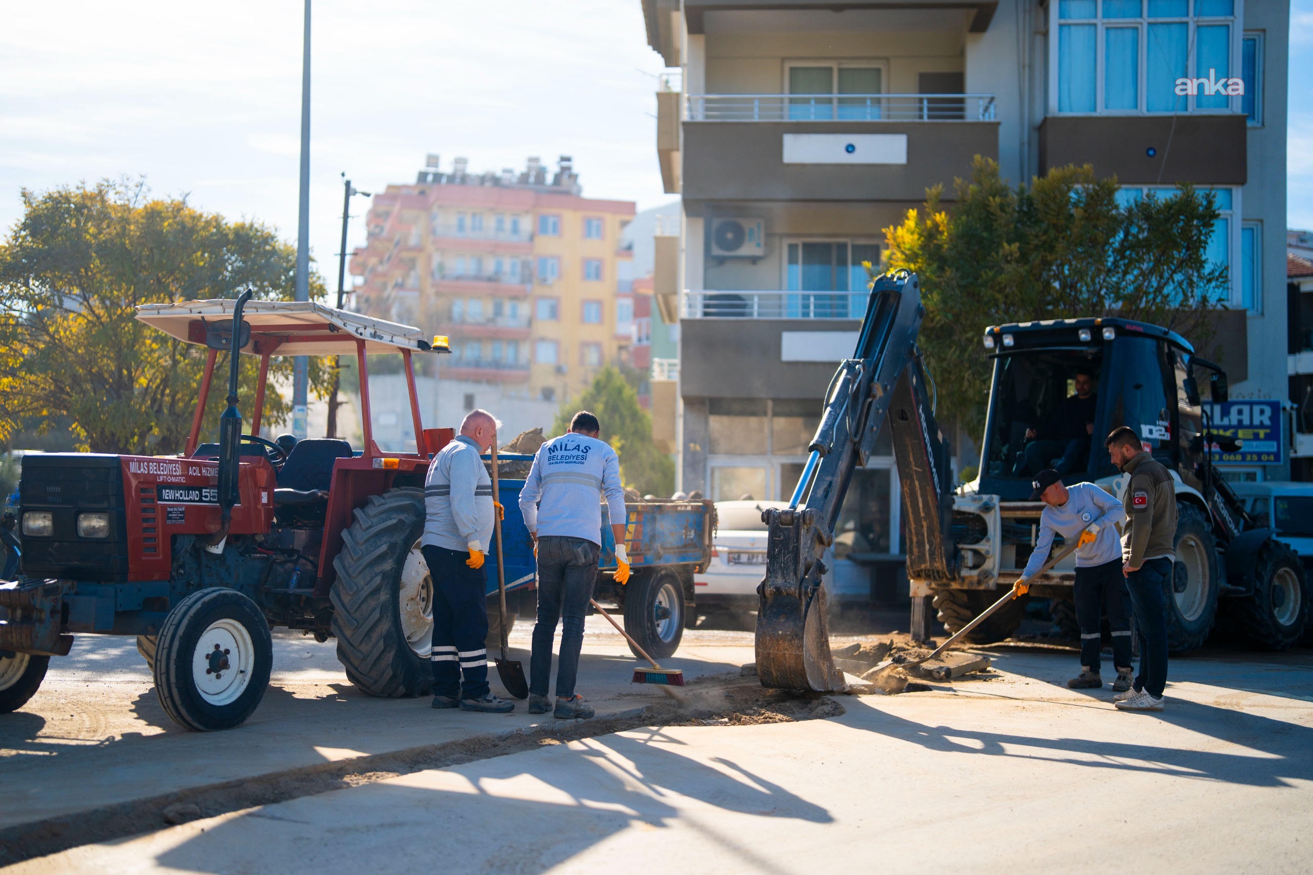 Milas’ta yol bakım ve onarım çalışmaları sürüyor