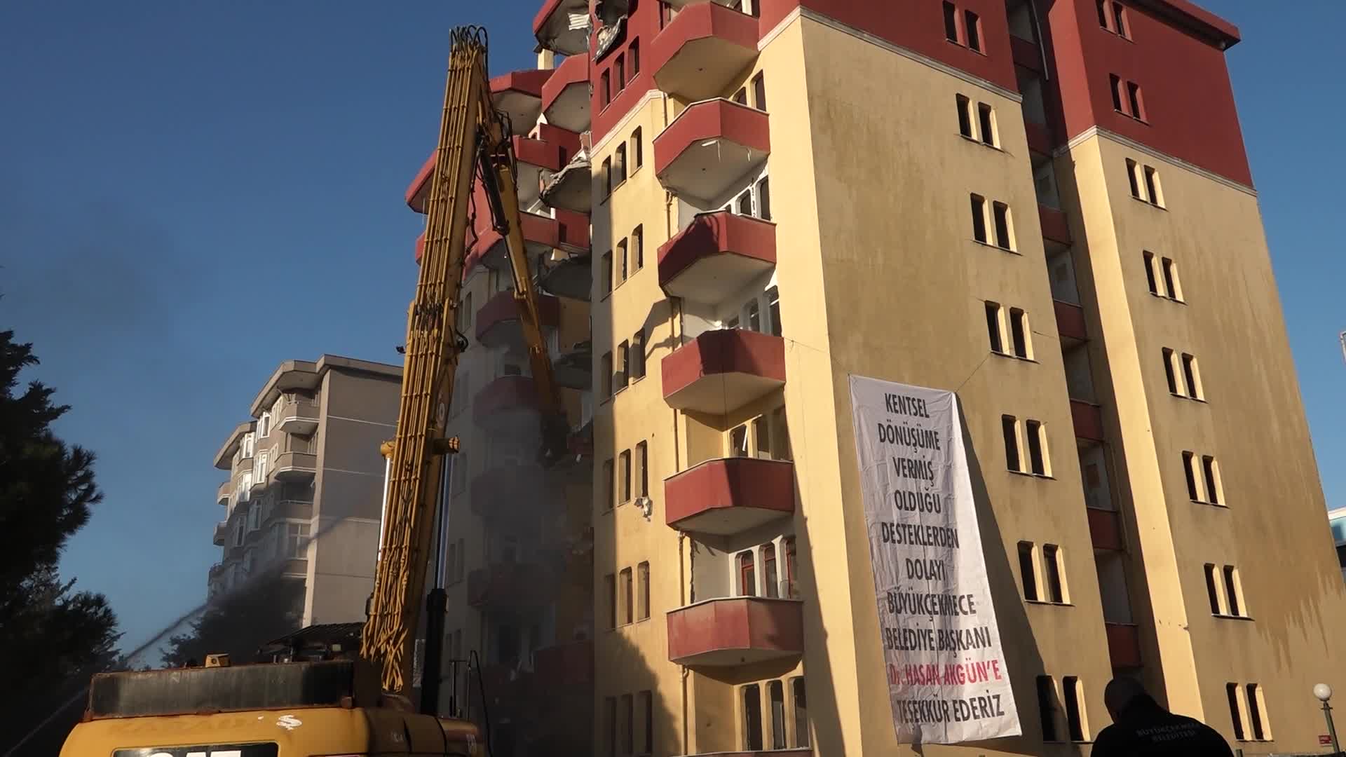 Deprem hazırlıklarının sürdüğü Büyükçekmece’de riskli bir site daha yıkıldı