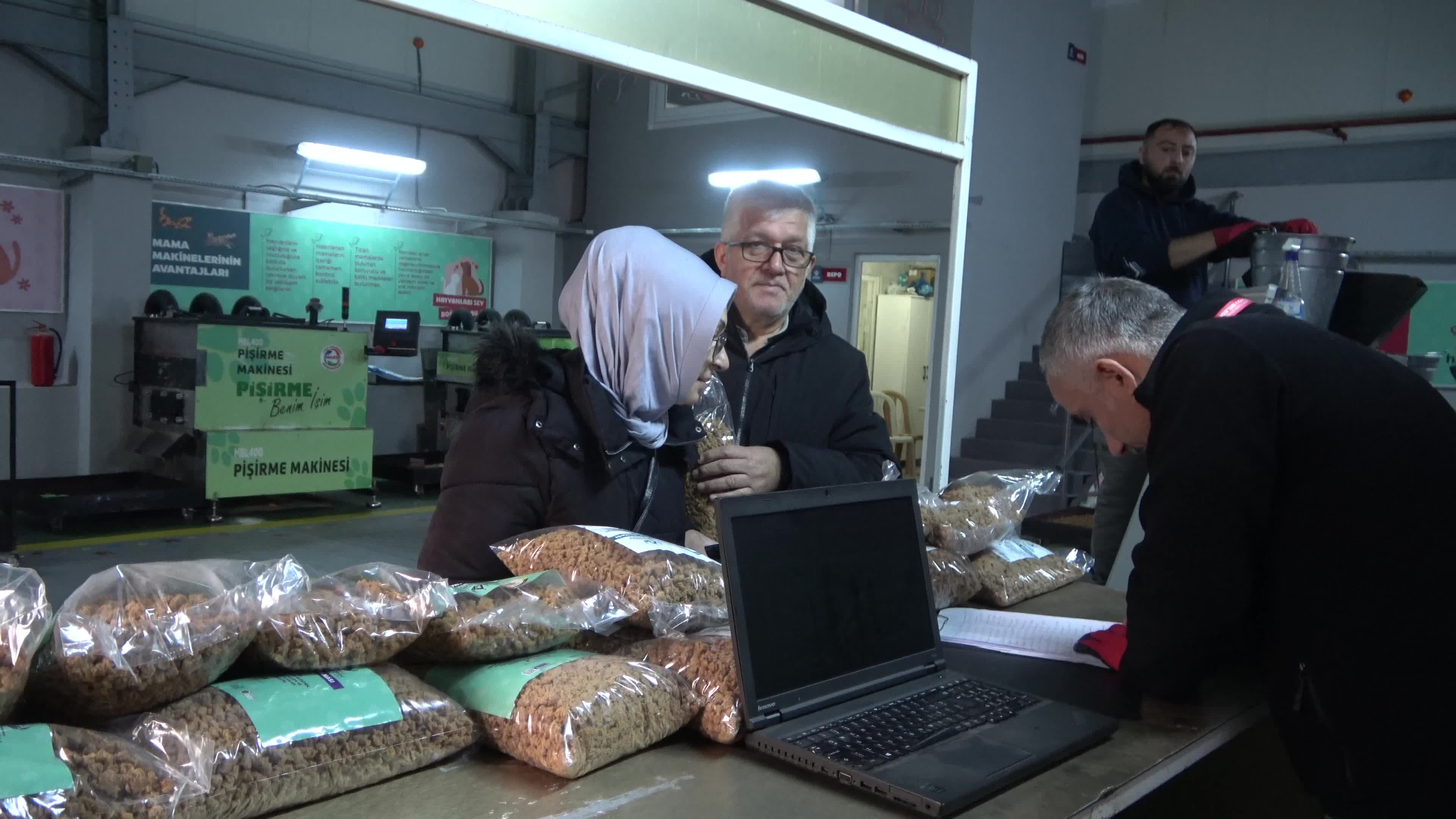 Altınordu Belediyesi'nden patili dostlar için her salı günü hayvanseverlere ücretsiz mama desteği