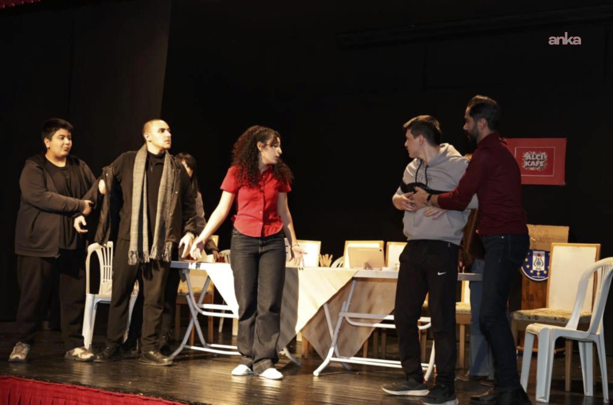 Kütahya Belediyesi Şehir Tiyatrosu’nun gönüllü oyuncuları performanslarıyla beğeni topladı