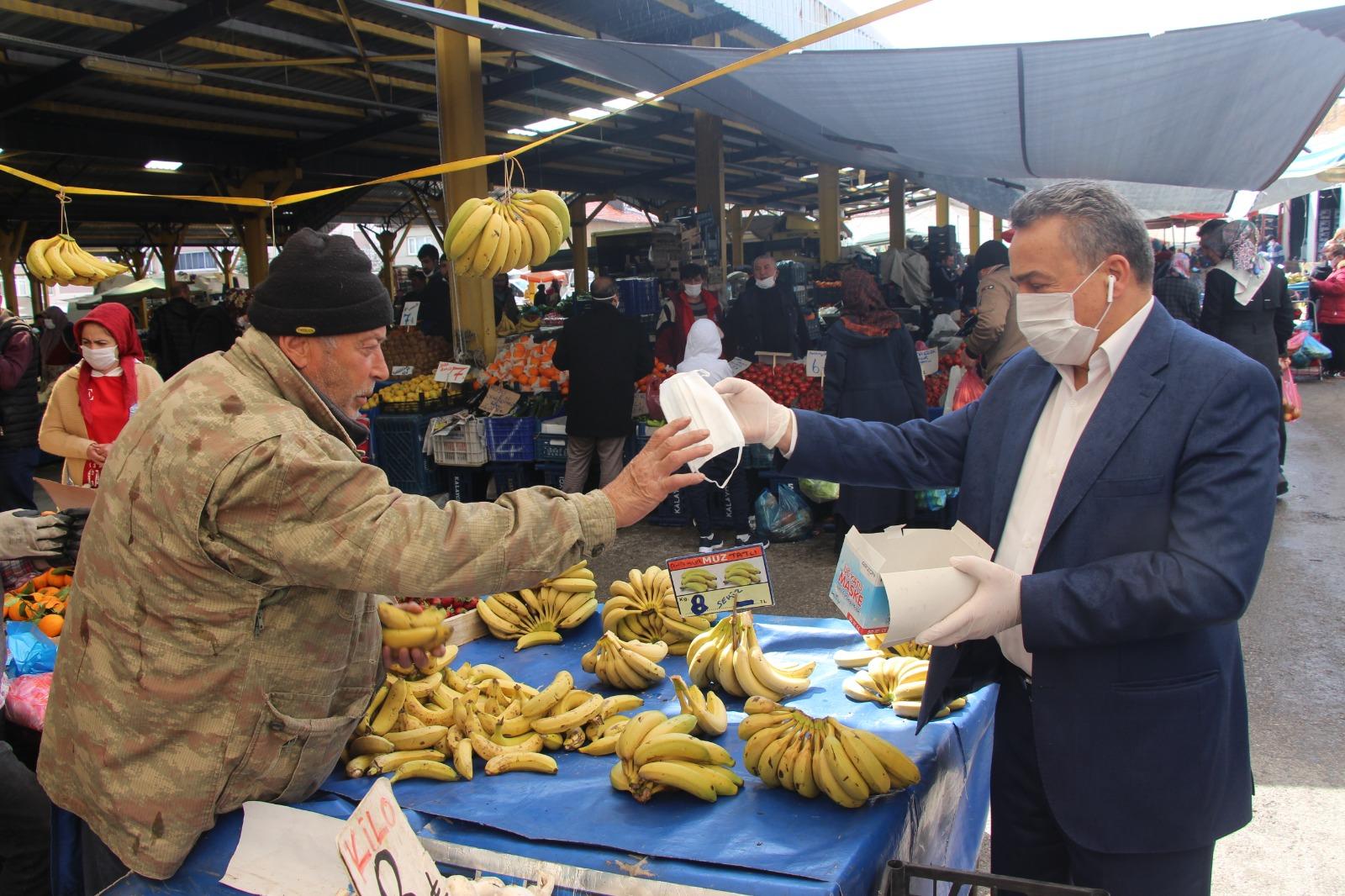 SEYDİŞEHİR BELEDİYESİ, PAZAR ESNAFINA MASKE VE ELDİVEN DAĞITTI