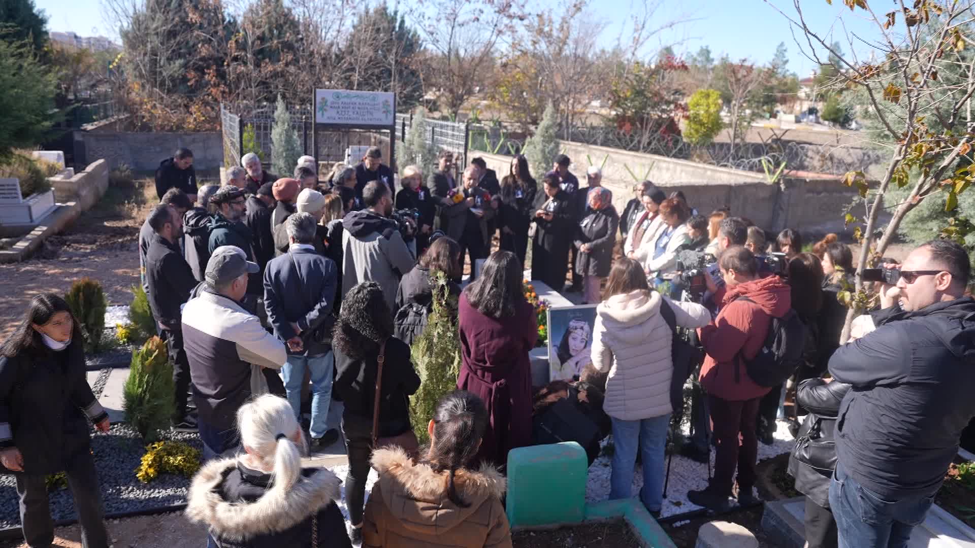 Kürt müziğinin “Taçsız Kraliçesi” olarak anılan Ayşe Şan, mezarı başında anıldı