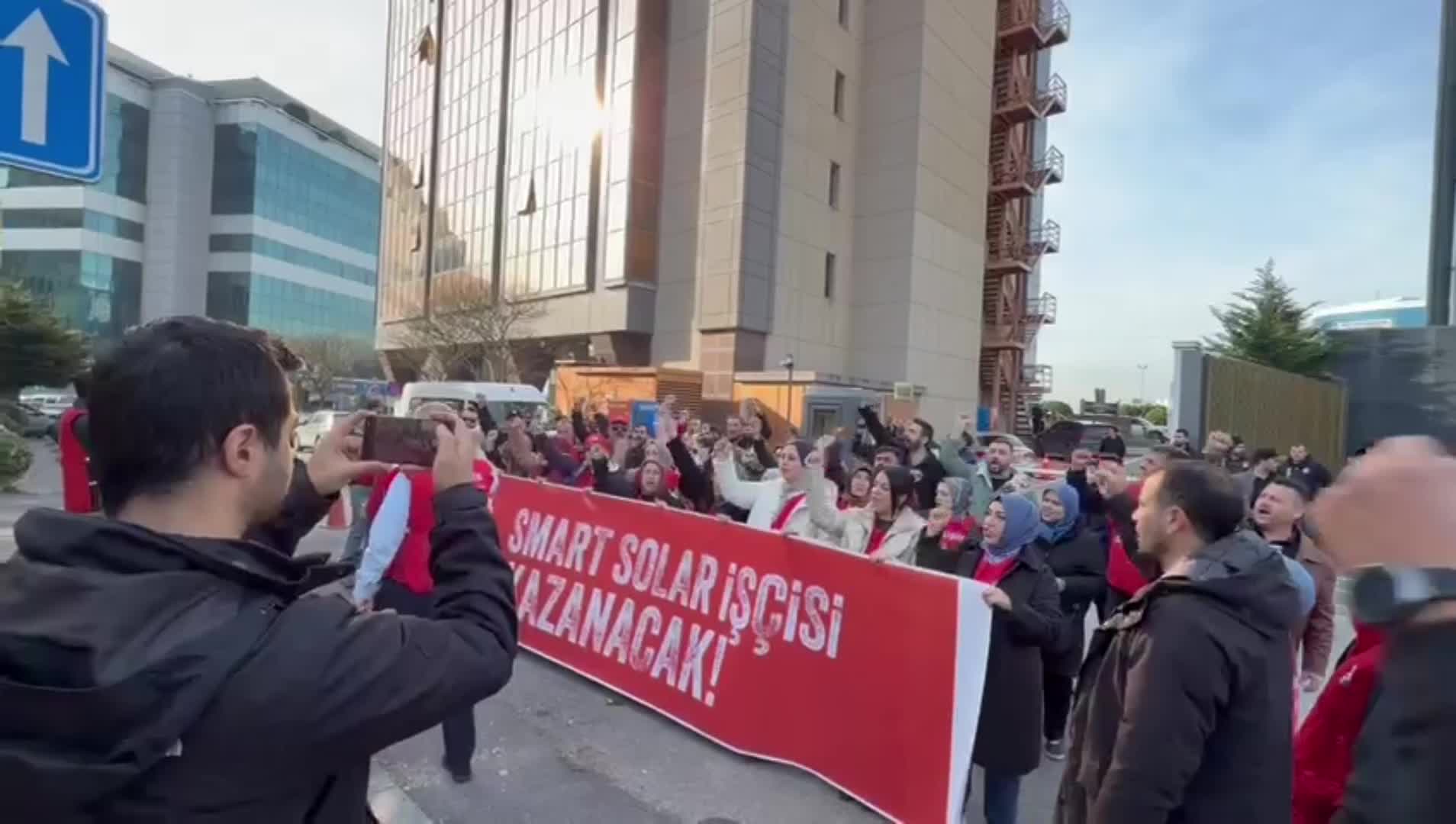Smart Solar işçileri: "İşverenin grev kırıcılığına asla izin vermeyeceğiz"