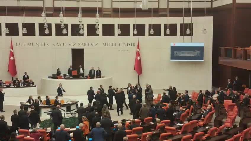 2026 bütçesi TBMM Genel Kurulu'nda... CHP'li Emir ve AK Partili Cevizoğlu arasında "Atatürk'ün a'sı" üzerinden başlayan tartışma nedeniyle gerginlik yaşandı