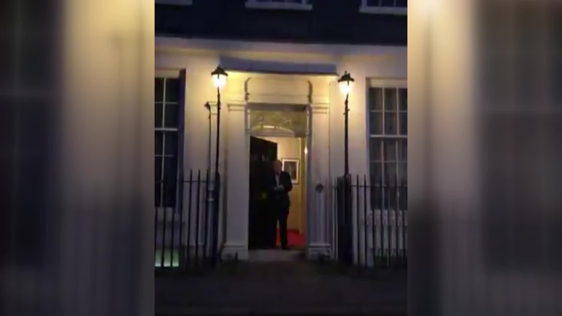 BORİS JOHNSON KORONAVİRÜSE YAKALANDIKTAN SONRA İLK KEZ GÖRÜNTÜLENDİ
