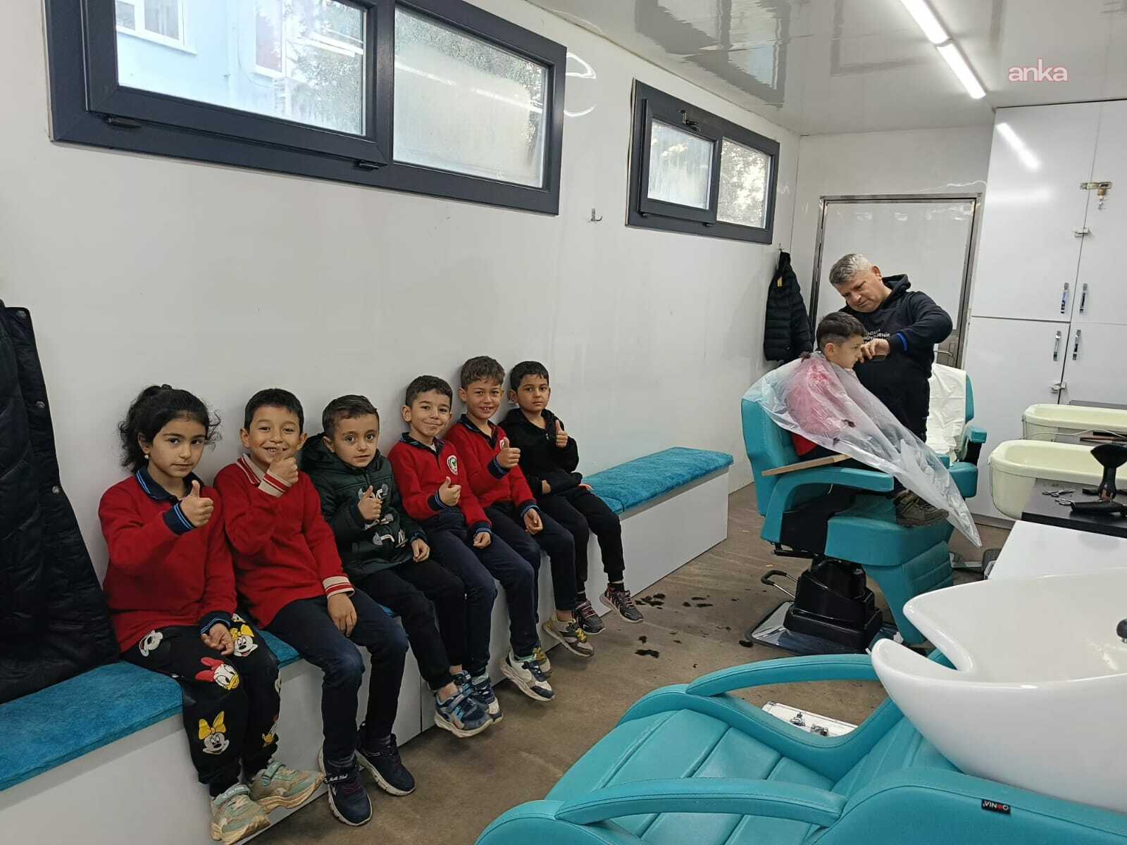 Antalya Büyükşehir Belediyesi'nin Mobil Kuaför TIR'ı öğrenciler ile buluştu