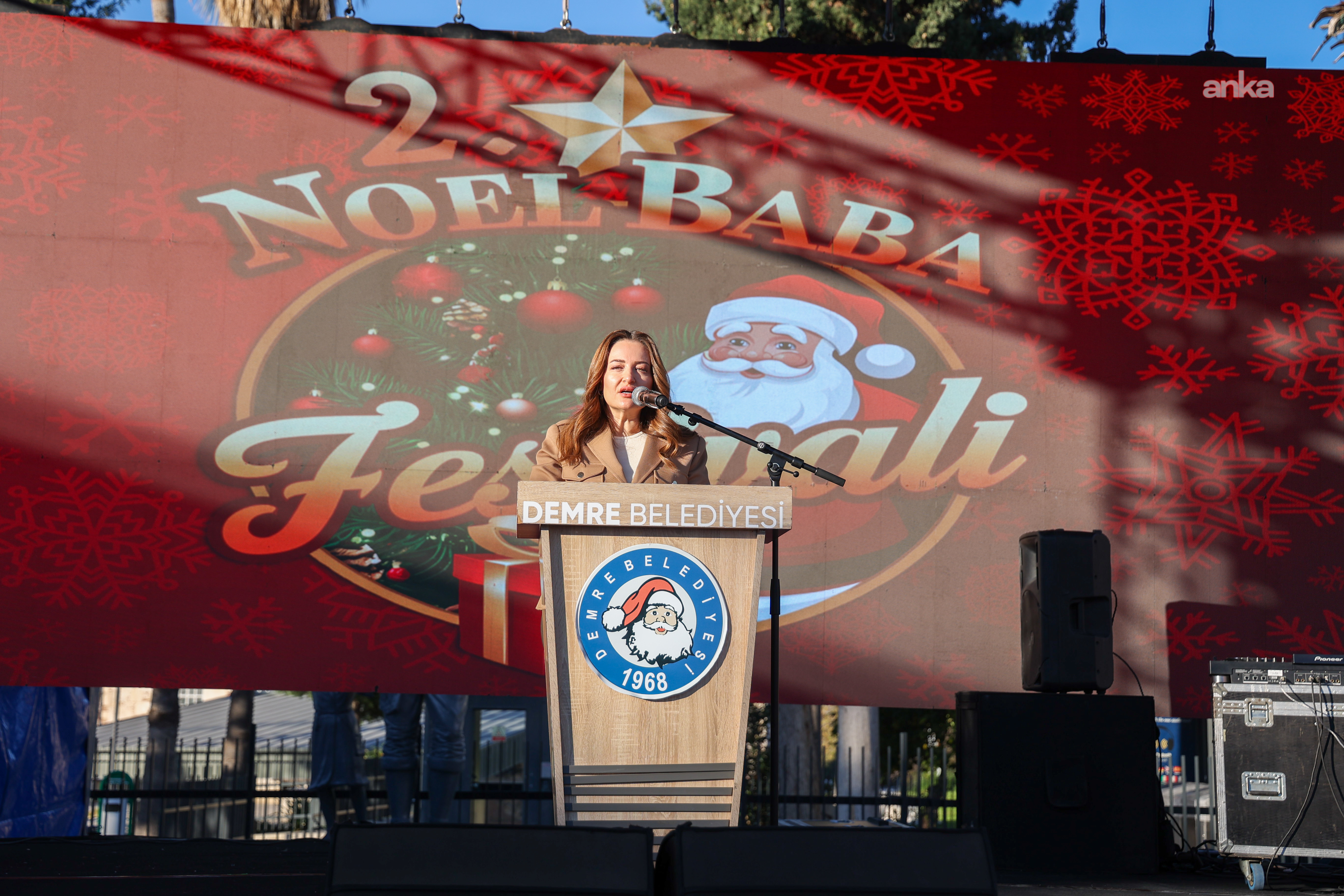 Antalya Büyükşehir Belediyesi Başkan Vekili Özdemir, Noel Baba Festivali’ne katıldı