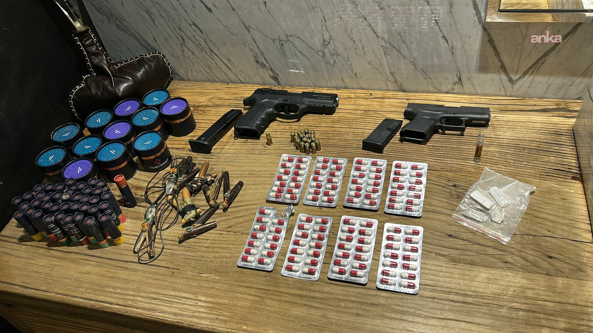 İstanbul'da yeni uyuşturucu operasyonunda oyuncu Ezgi Eyüpoğlu'nun da aralarında bulunduğu 8 kişi gözaltına alındı