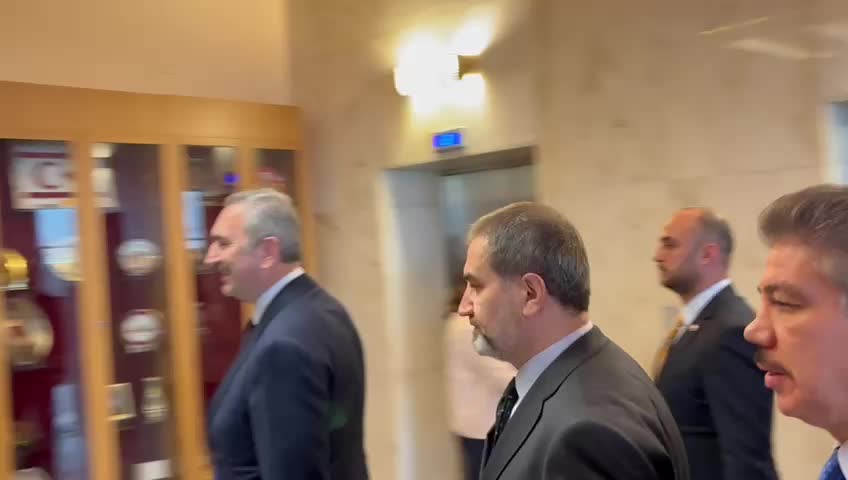 AK Parti raporunu TBMM'ye sundu... Abdülhamit Gül: "Müstakil ve geçici bir kanun olması gibi önerimiz var"