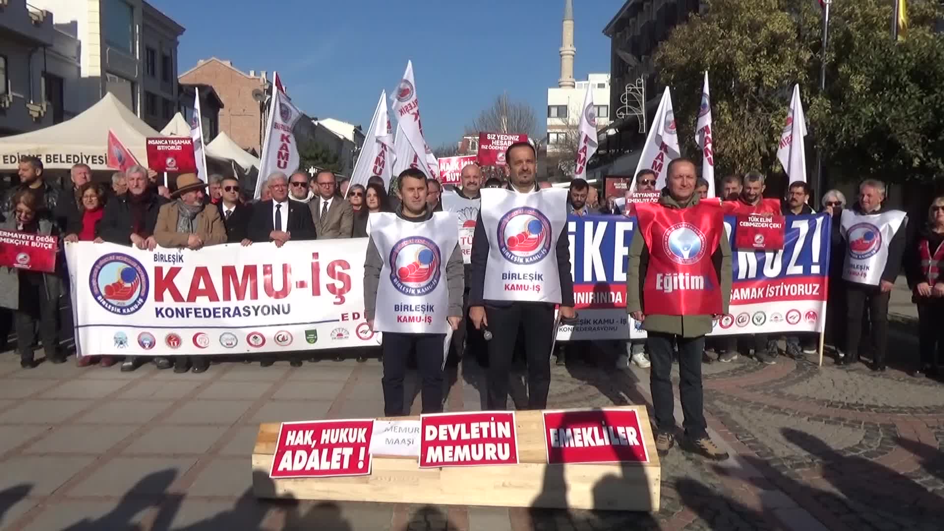 Birleşik Kamu-İş'e bağlı sendikalardan iş bırakma eylemi...Edirne'de emekli ve memurlardan tabutlu protesto