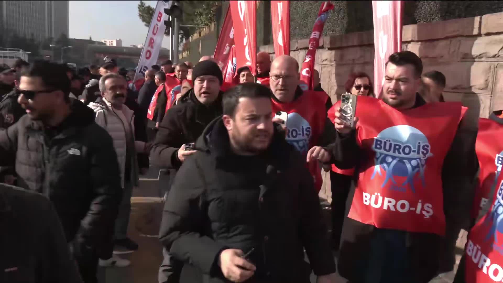 Birleşik Kamu-İş'e bağlı sendikalar, bugün iş bıraktı; Meclis önündeki açıklamaya polis izin vermedi... Orhan Yıldırım: Faize karşıyım diyen hükümet, en büyük bütçeyi faize ayırıyor