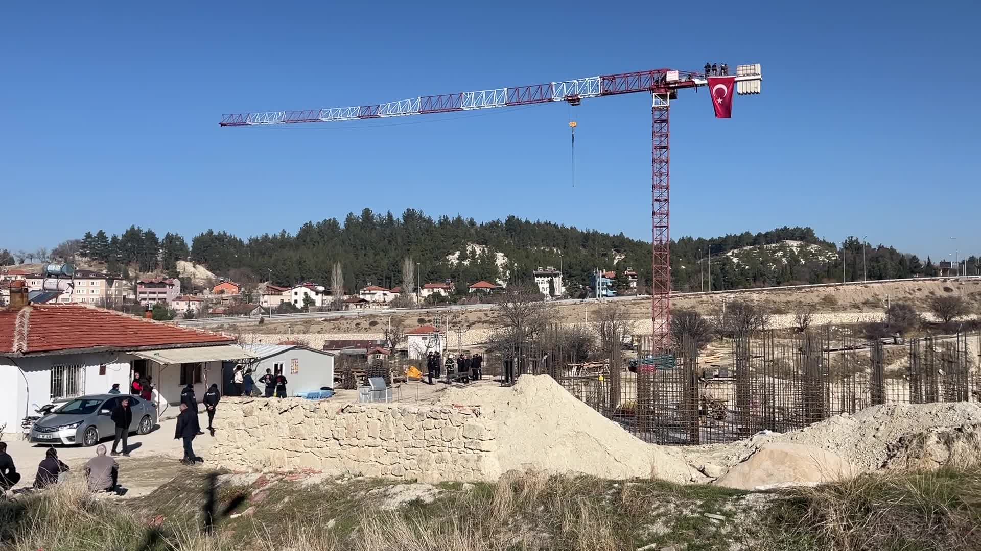 Burdur’daki TOKİ inşaatında maaşlarını alamayan işçiler vinç üzerine çıkarak eylem yaptı