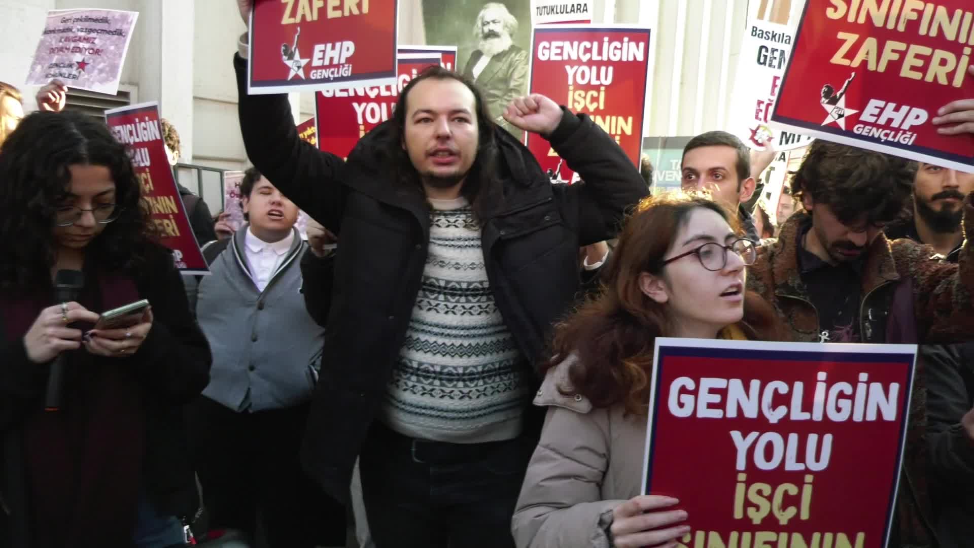 19 Mart operasyonunun 9. ayında Beyazıt'ta yürüyüş yapan öğrencilerden bazıları gözaltına alındı