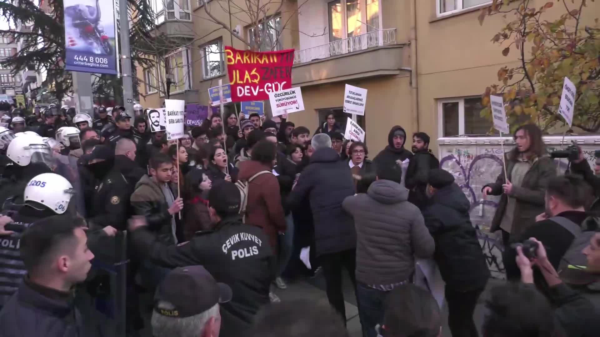 Ankara’da üniversitelilerden 19 Mart eylemlerine katıldıkları için tutuklanan sıra arkadaşları için eylem... "Dört arkadaşımızı geri alana dek durmayacağız"