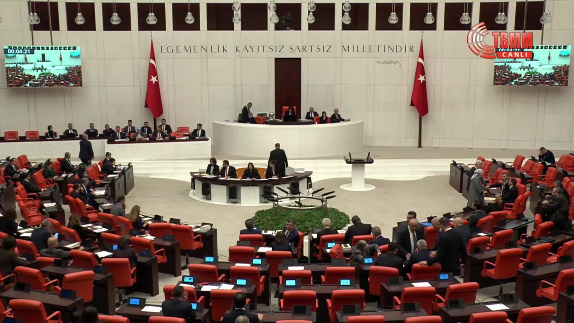 2026 bütçesi TBMM Genel Kurulu'nda... Bakan Göktaş'tan "otel odasında kalan emekli" açıklaması: Bireysel tercihler bilinçli olarak vatandaşlarımızı yanıltmak amacıyla toplumsal bir kriz gibi sunulmaya çalışıldı
