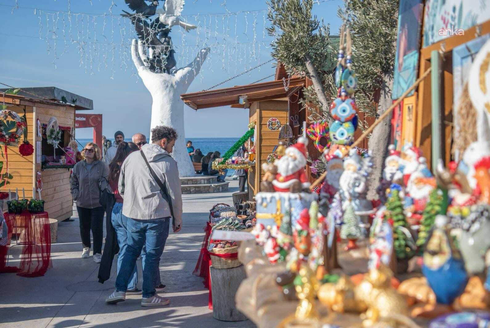 Kuşadası'nda yılbaşı pazarı açıldı