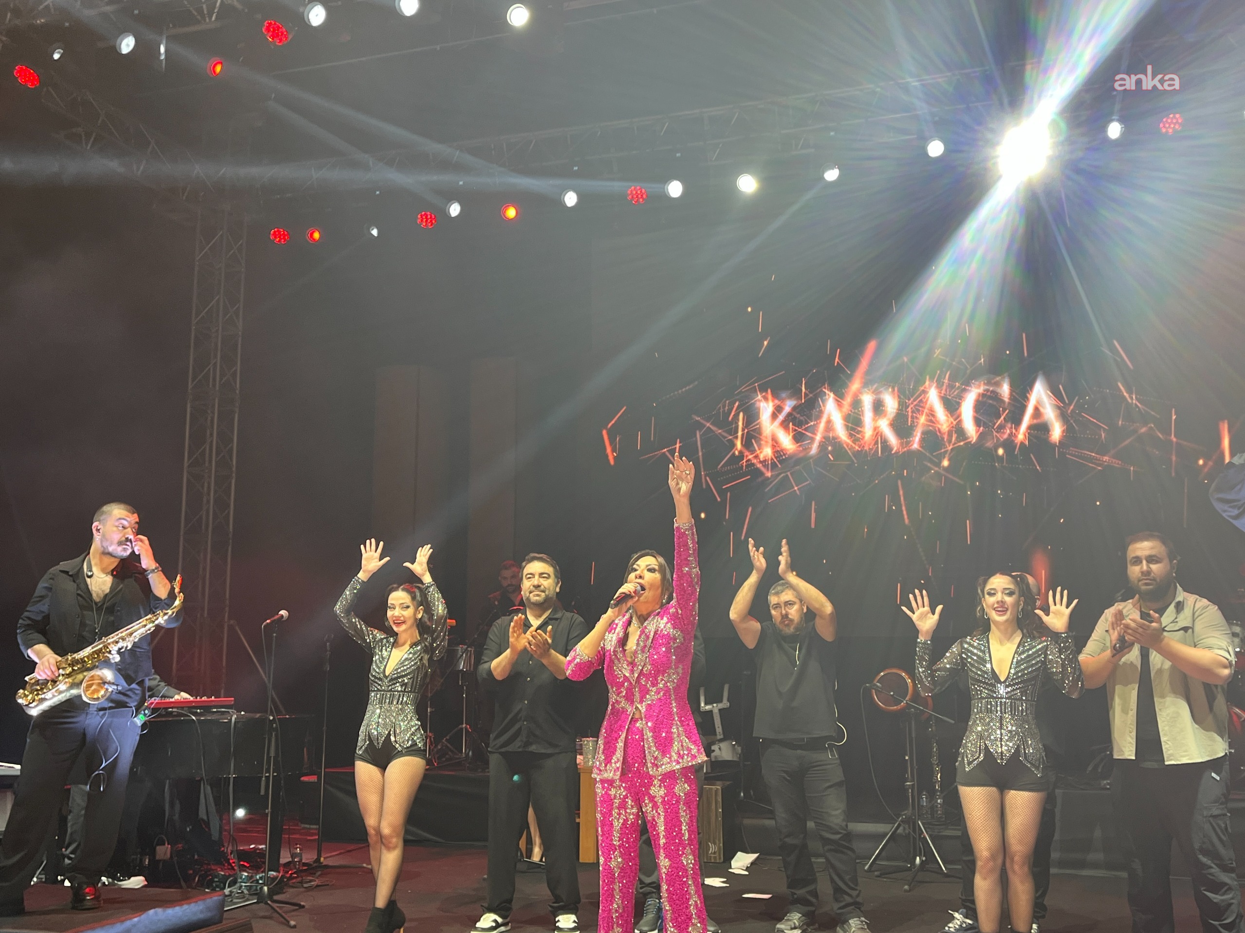 Sanatçı Işın Karaca, "Yeni Yıla Merhaba" konseriyle Bursa'da sahne aldı