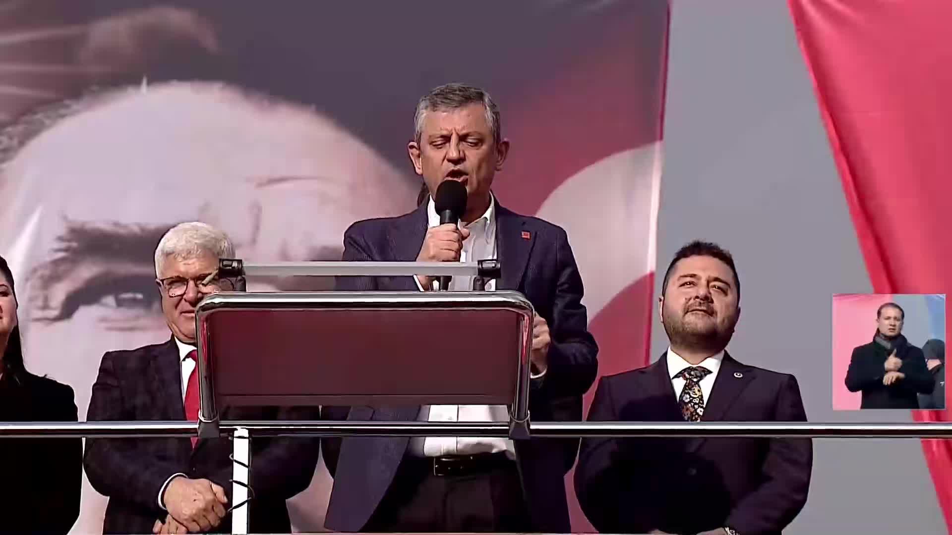 CHP’nin “Millet İradesine Sahip Çıkıyor” mitingi… Özgür Özel: "Yazın serin, kışın sıcak salonlarda siyaset yapıyorlar. Millet ile değil, kendi atadıkları ile toplantı yapıyorlar"