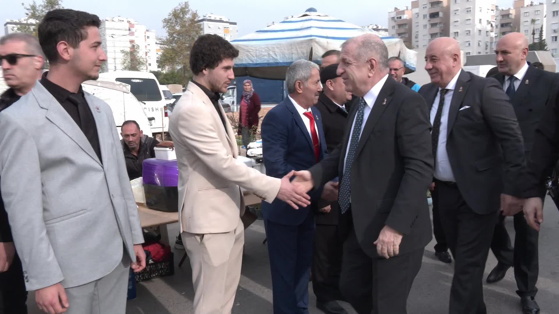 Ümit Özdağ’dan Antalya’da pazar ziyareti: “İktidar partisinin pazara gelmeye yüzü yok”
