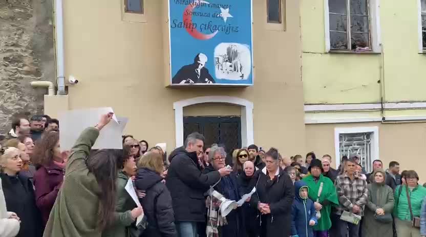Kuzguncuk'ta tarihi okul önünde veli protestosu: "Bizler ayrıcalık değil, kamusal hakkımızı talep ediyoruz. Bu okul Kuzguncuk’undur, çocuklarındır"