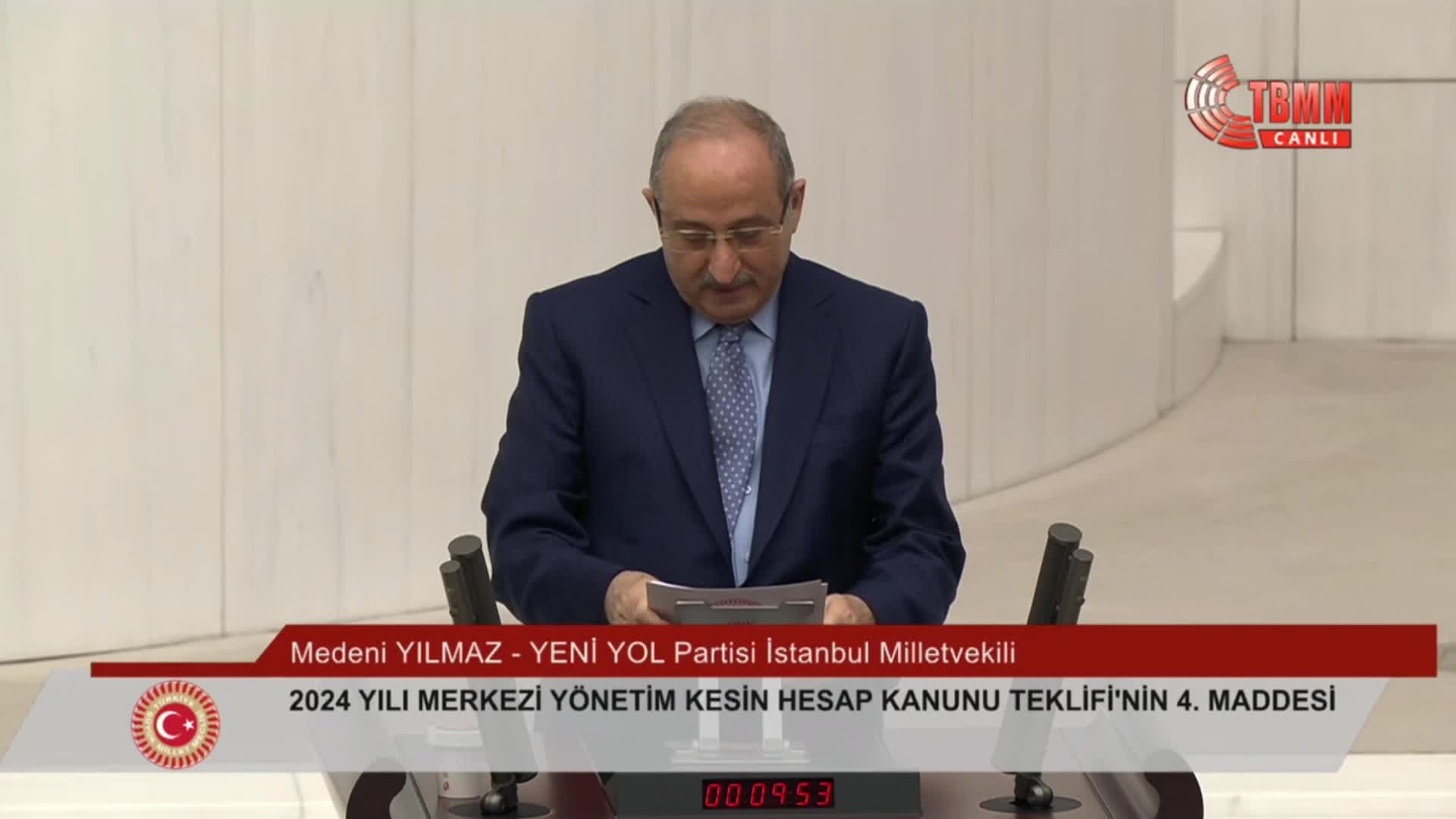 2026 bütçesi TBMM Genel Kurulu'nda... CHP'li Sarı, trafik lambası pankartıyla çıktı, AK Parti'ye "kırmızı", CHP'ye "yeşil ışık" yaktı