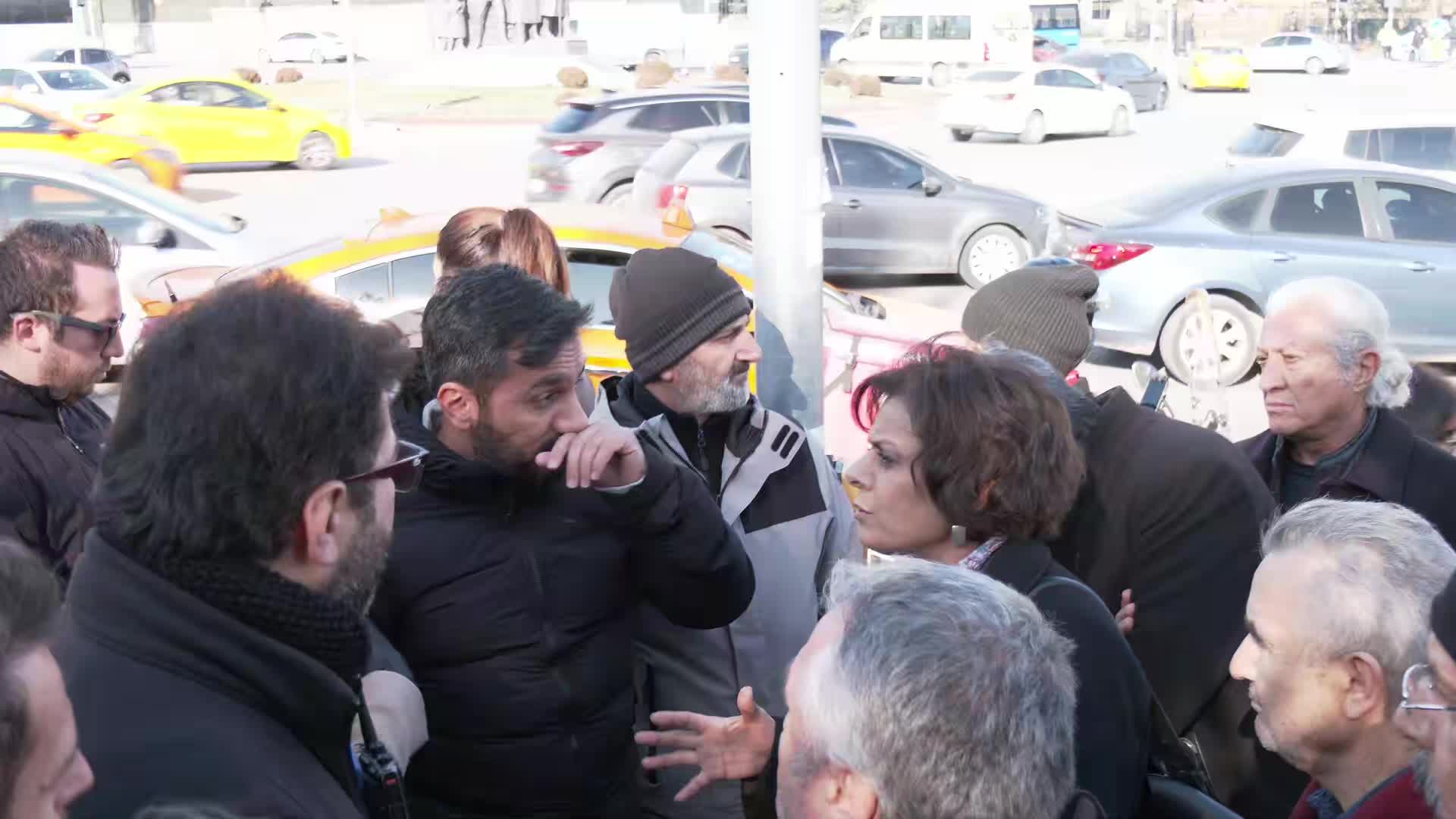 KESK'in TBMM önünde yapmak istediği 2026 bütçesi açıklamasına polis engeli... CHP'li Karasu ve DEM Partili Akın, KESK'in hazırladığı "bütçe" yazılı sandığı Meclis'e getirdi