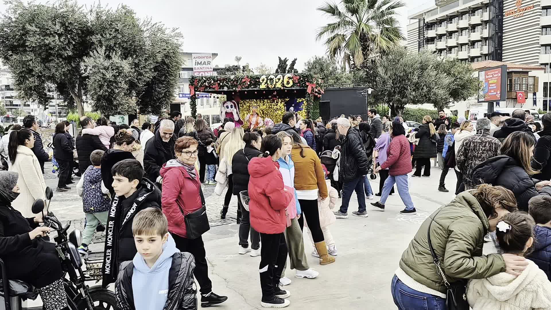 Kuşadası'nda yılbaşı etkinlikleri başladı