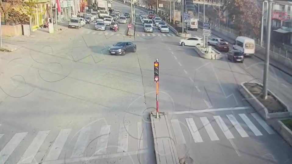 Kırıkkale’de drift yapan sürücü polisten kaçtı, 3 araca çarptı