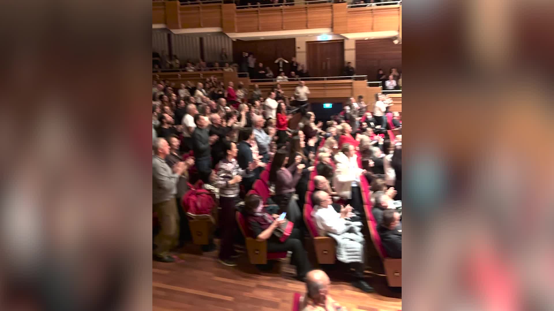İzmirliler, Yeni Yıl Konseri'nde Latin ezgileriyle dans etti