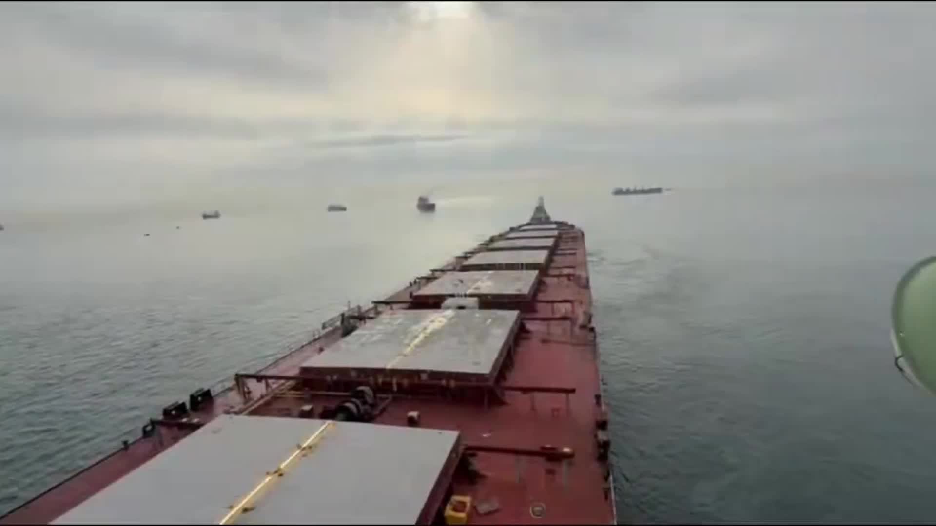 Ahırkapı'da karaya oturan yük gemisi kurtarıldı