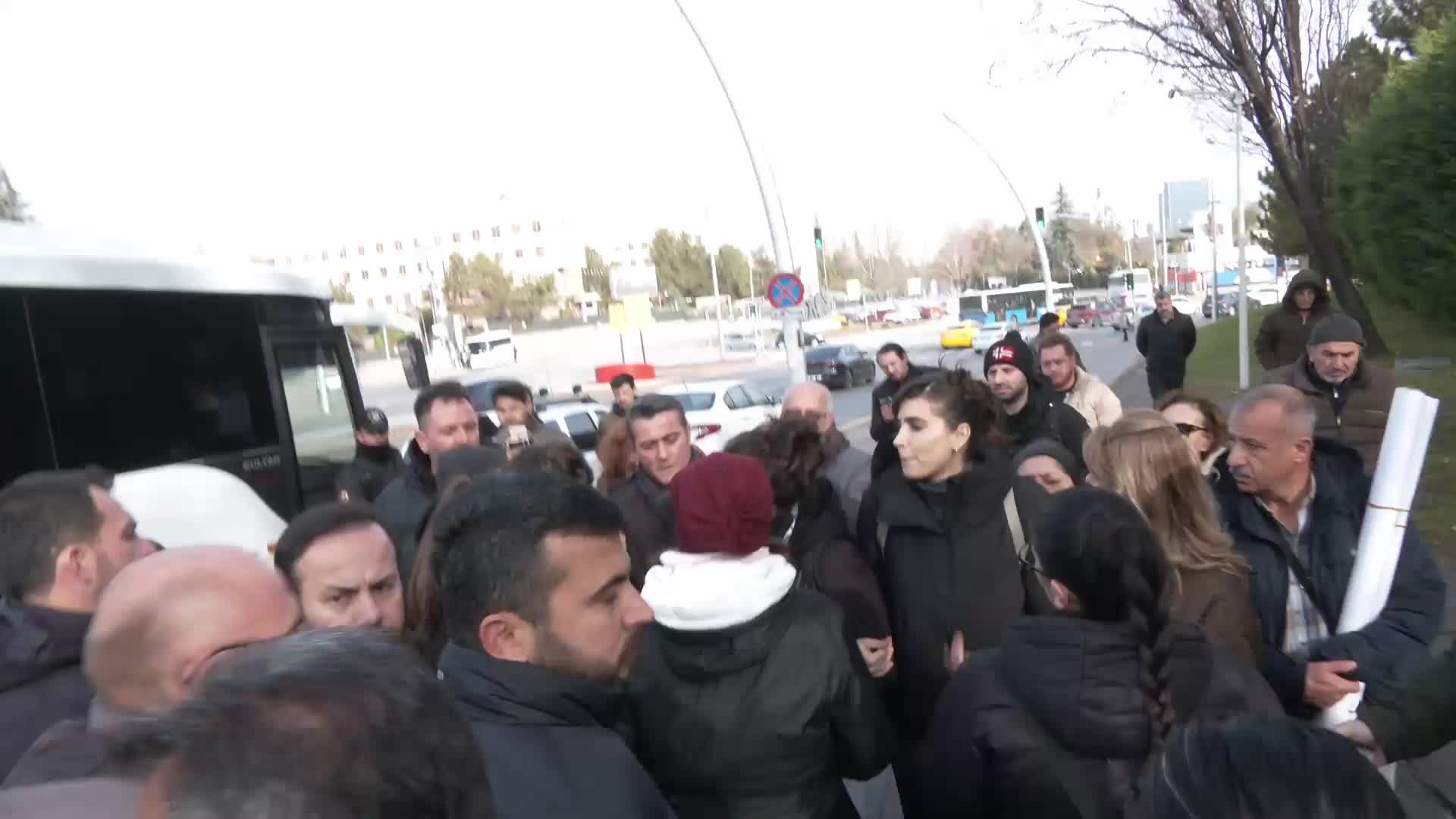 Depremde yakınlarını kaybedenlerden, Meclis önünde 11. Yargı Paketi'ne tepki: "27. madde kabul edilirse, bu ülkenin üzerinden kan kokusu gitmeyecek"