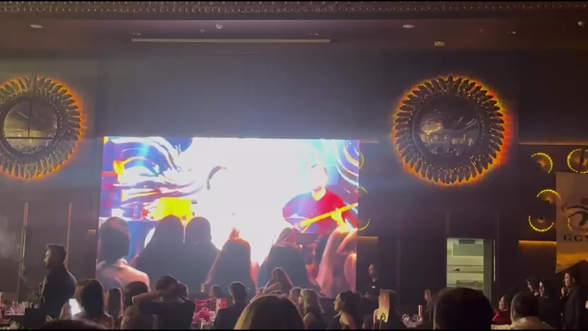 Melek Mosso’nun elbisesi, Serkan Kaya’nın tespihi kız çocuklarının eğitimi için açık artırmayla satıldı