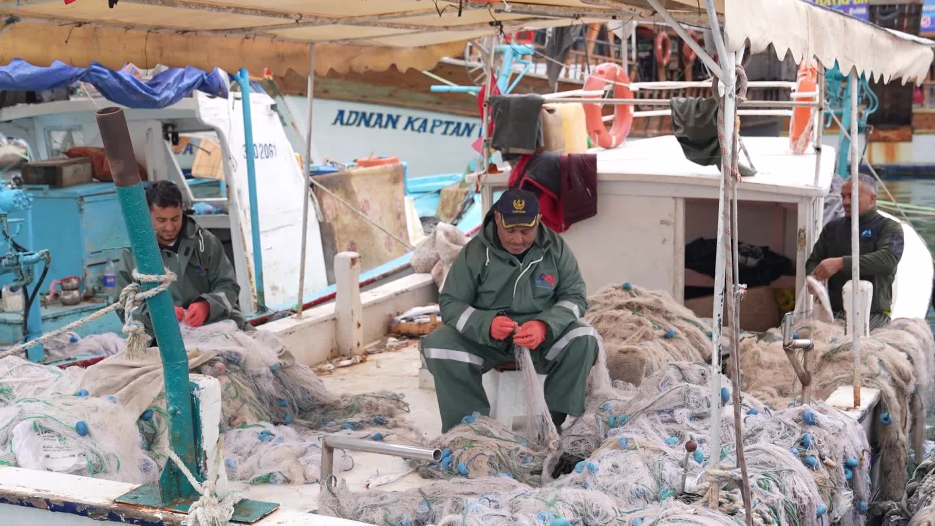 Mersin Büyükşehir Belediyesi'nin küçük ölçekli balıkçılara desteği sürüyor