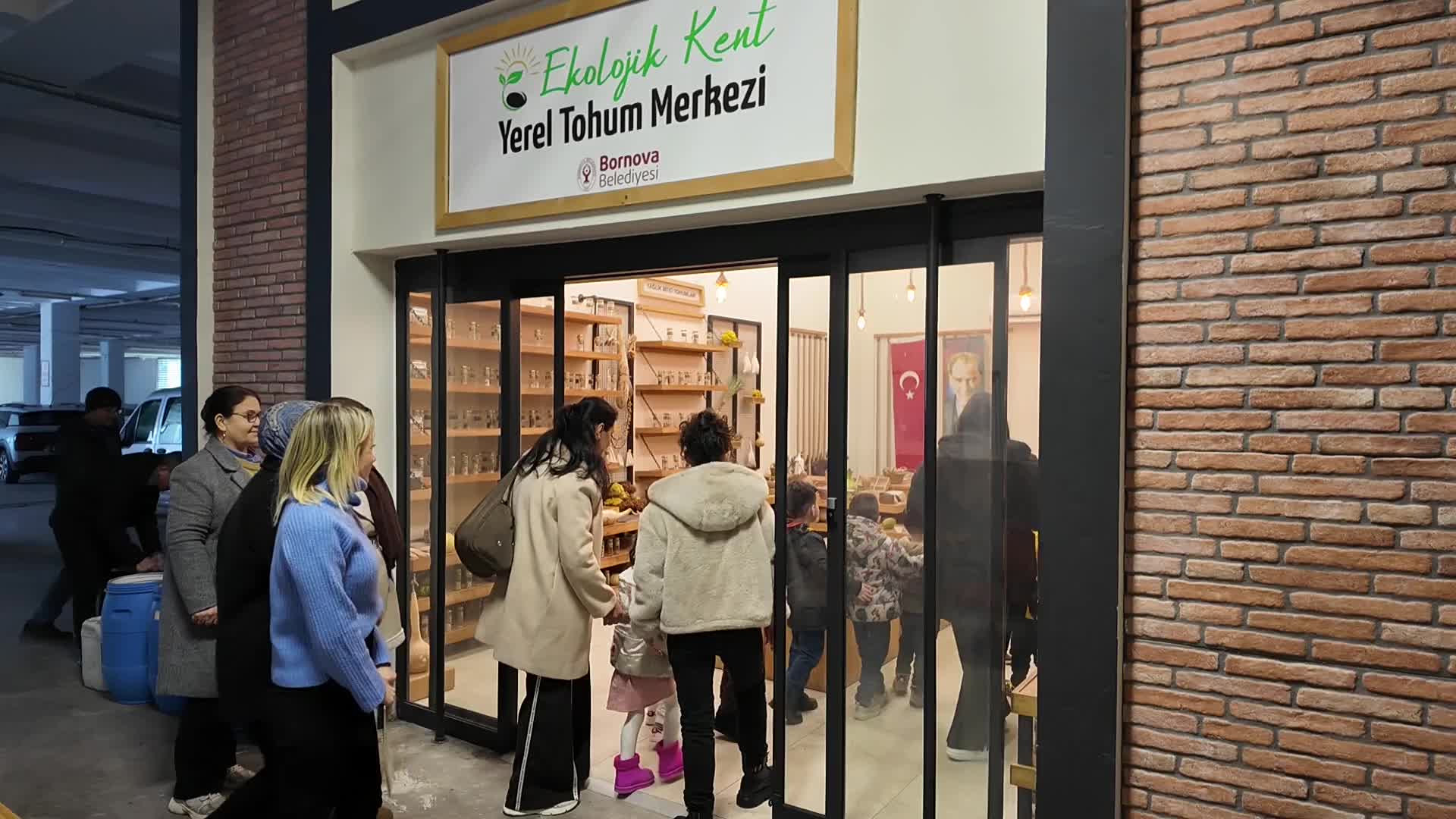 Bornova’da minik eller toprağa dokunuş