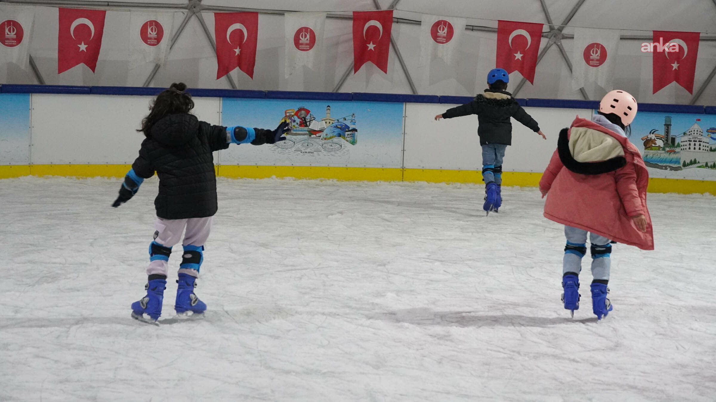 Keçiören Belediyesi'ne bağlı ücretsiz buz pistine yoğun ilgi