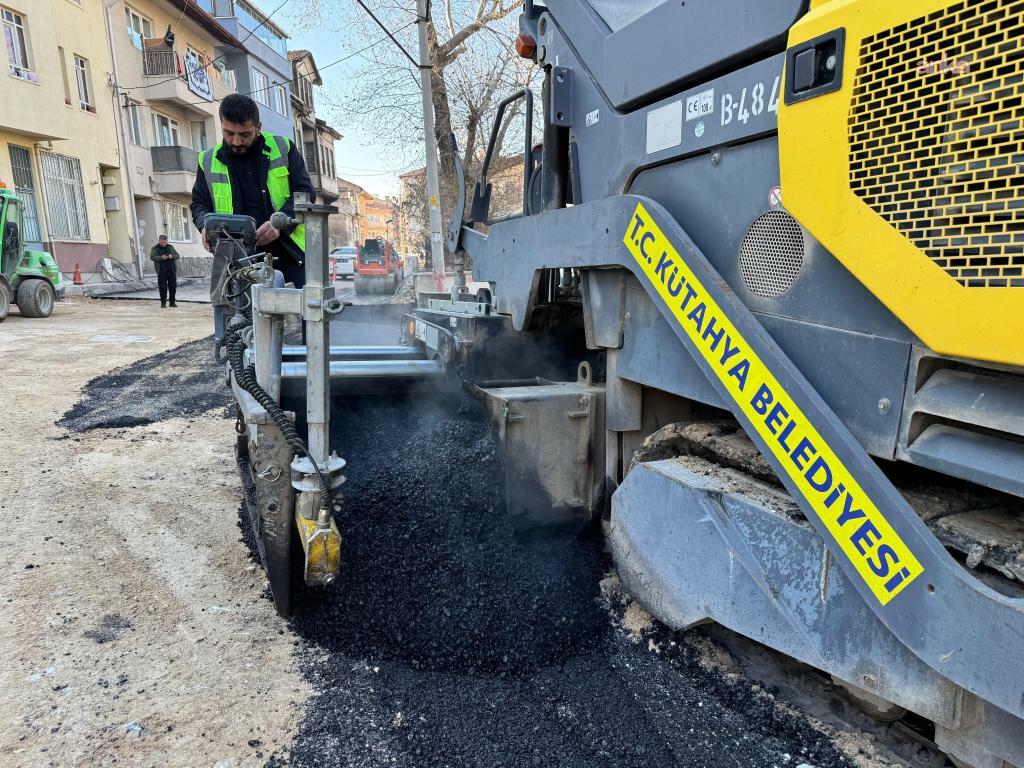 Kütahya'nın Saray Mahallesi'nde asfalt çalışmaları sürüyor
