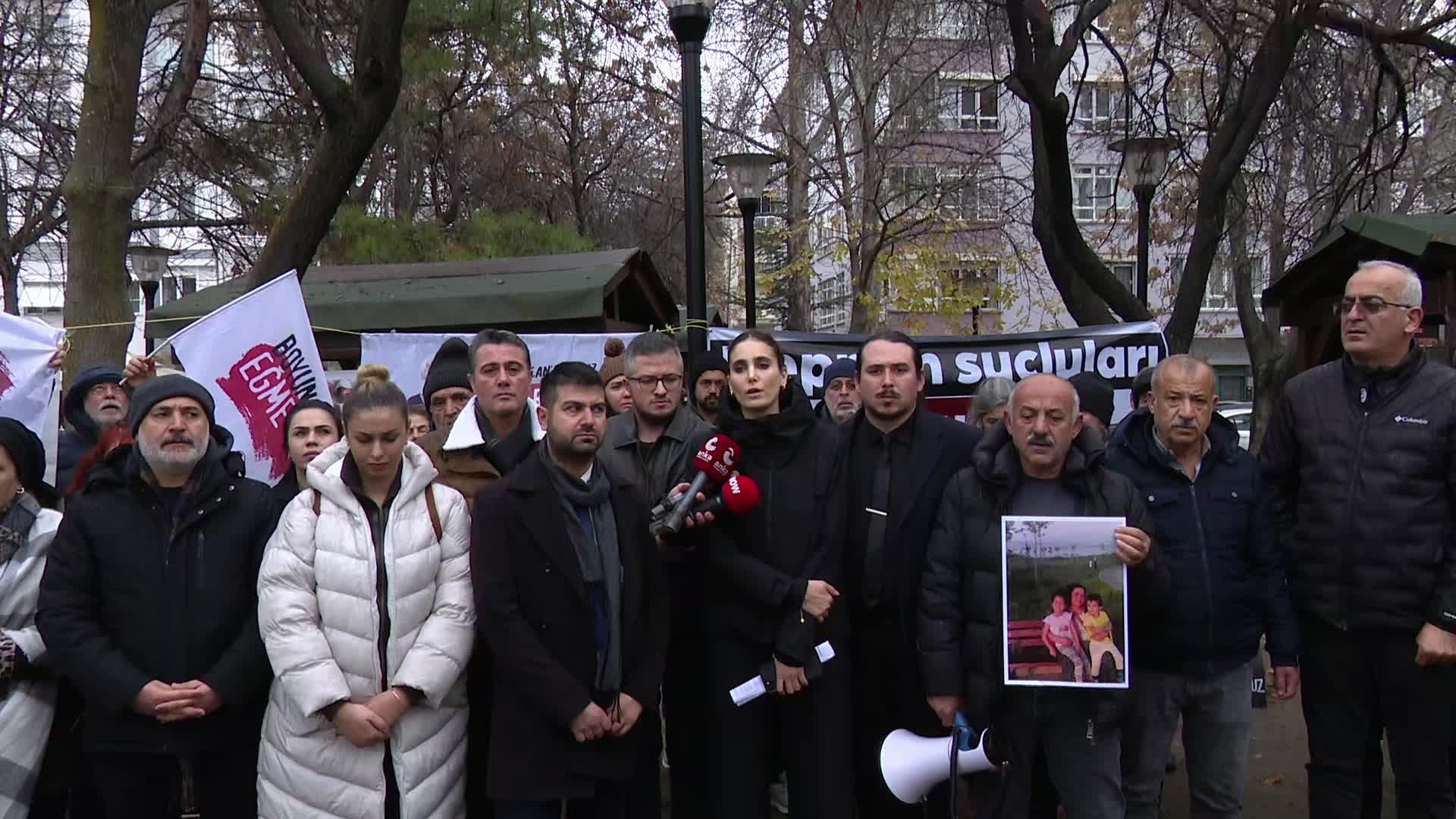 Depremde yakınlarını kaybedenlerin "Adalet Nöbeti" sürüyor... Yeğenlerini kaybeden avukat gözyaşları içerisinde vekillere seslendi: "Bu devran dönecek. Sizden büyük hak var, halk var"