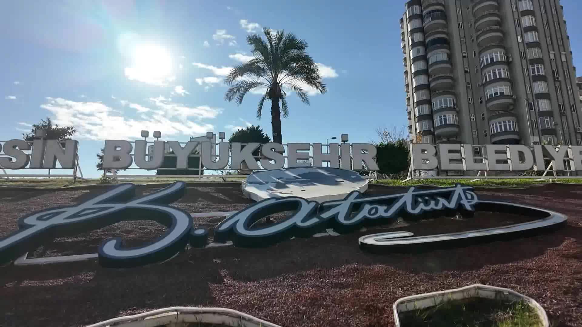 Mersin Büyükşehir Belediyesi, yeni yıl süslemeleriyle kenti renklendirdi