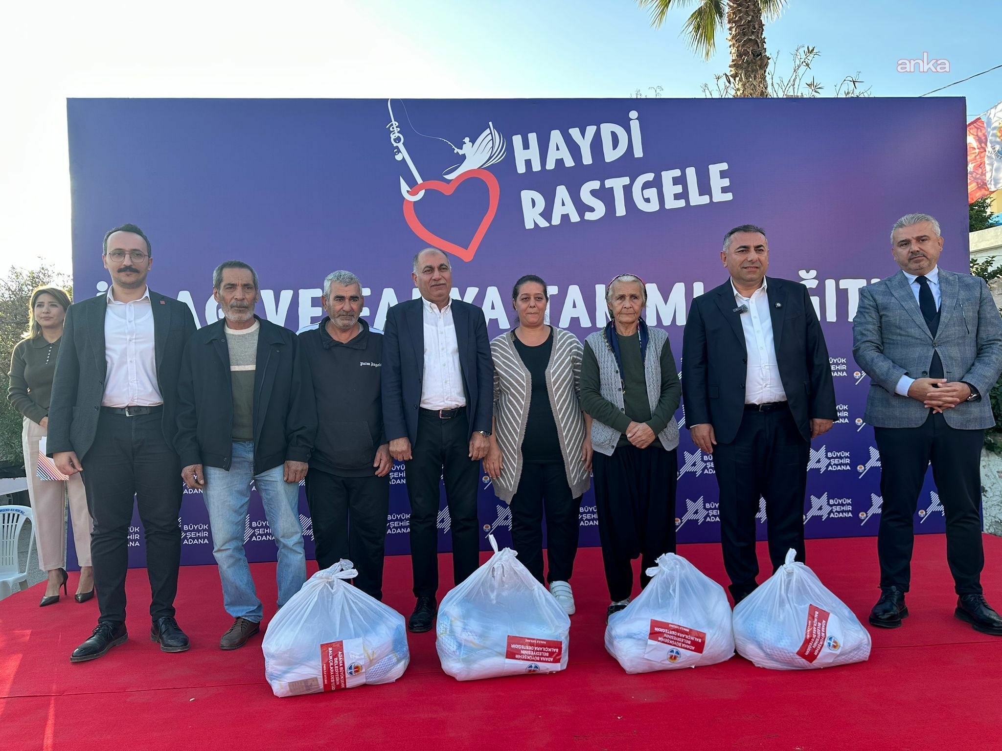 Yumurtalık Belediyesi'nden balıkçılara fanya ve ip ağ desteği