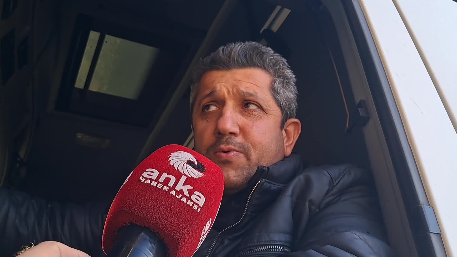 Sarp Sınır Kapısı’nda bekleyen TIR şoförü Sıracı: "Artvin Valisi’nden isteğimiz, uzun yol çalışan TIR şoförlerine çözüm bulmaları. Yol kenarında yüzlerce araç peş peşe"