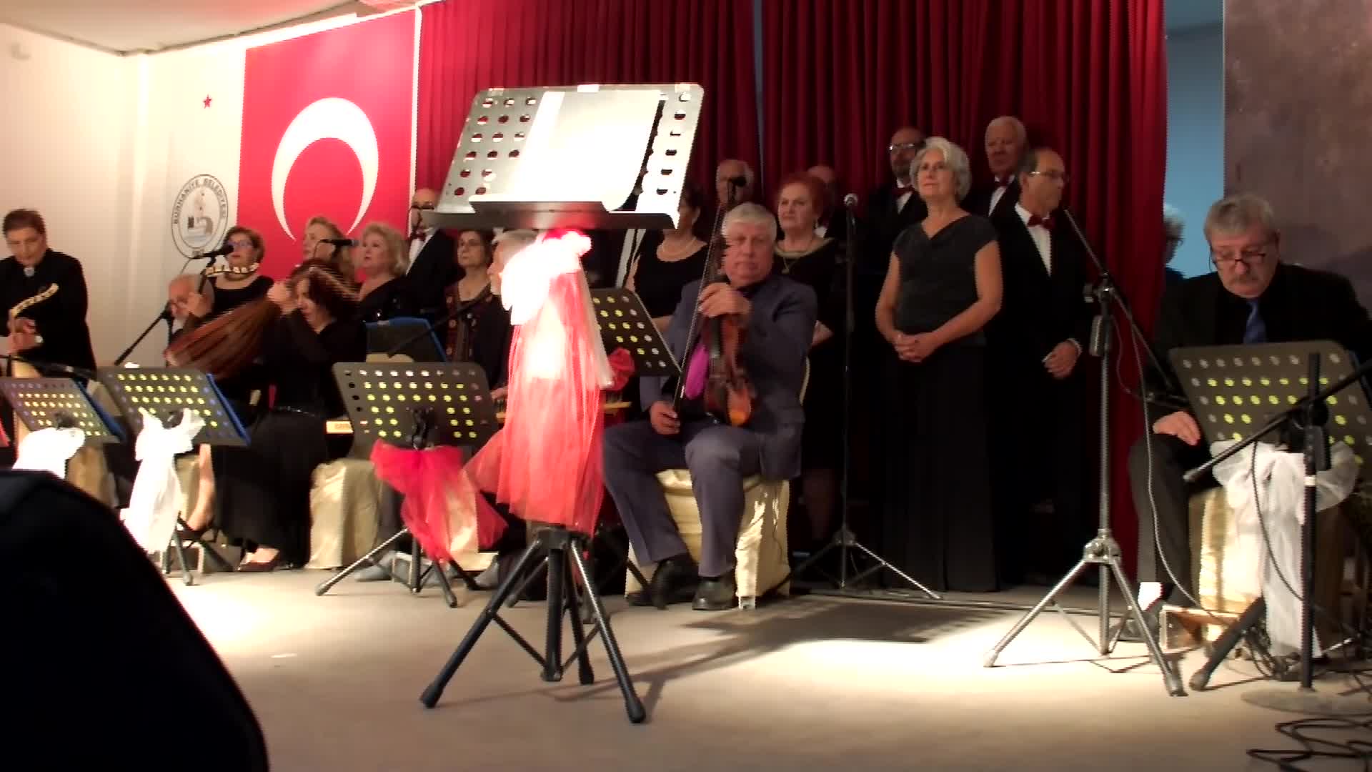 Burhaniye'de 82 yaşındaki emekli 3 yıldır koro şefliği yapıyor