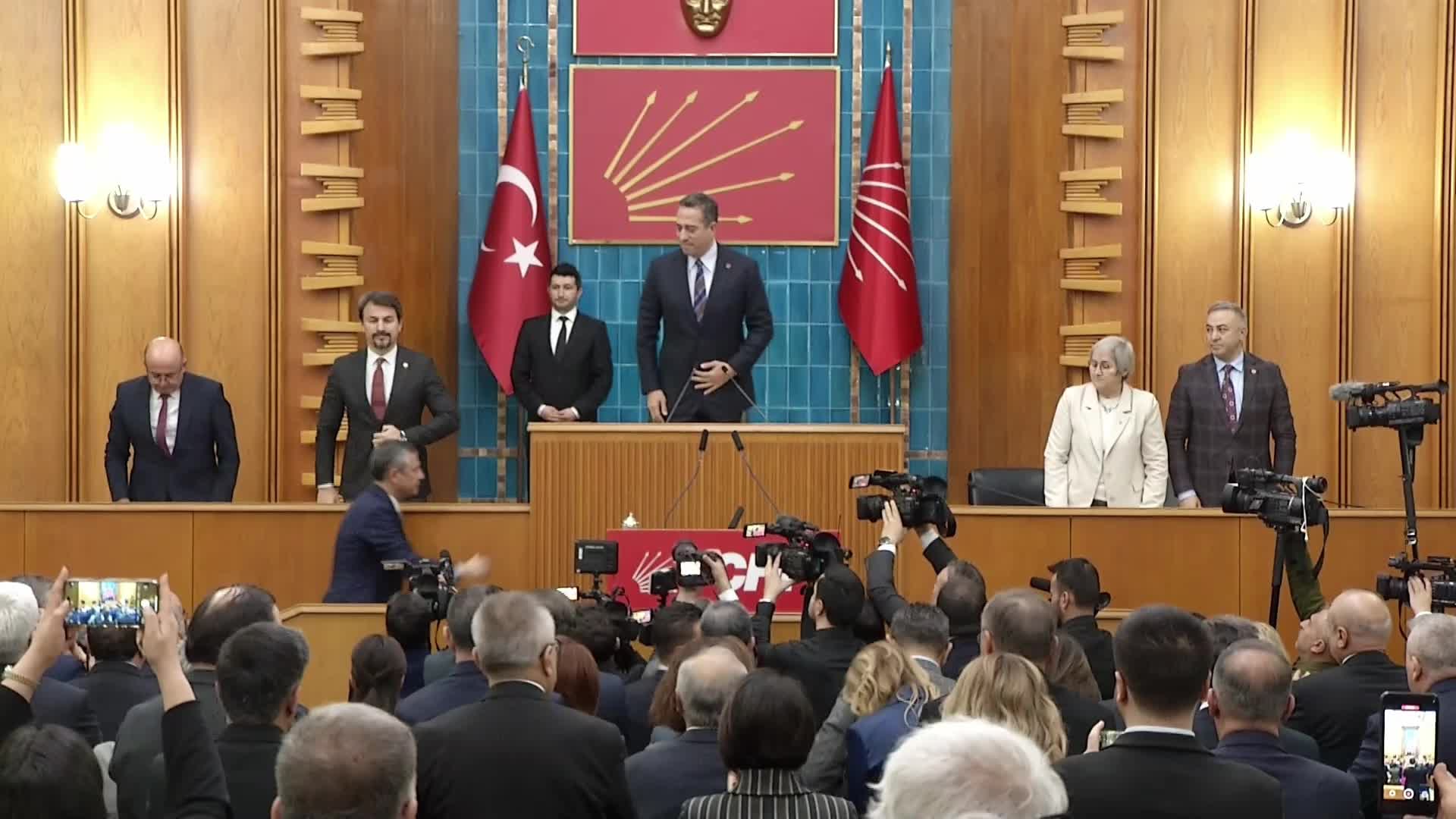 CHP Grup toplantısı... Özgür Özel: "Mevcut iktidar fikren ve zikren iktidardan düşmüş, ana muhalefet fikren ve zikren iktidara oturmuştur"