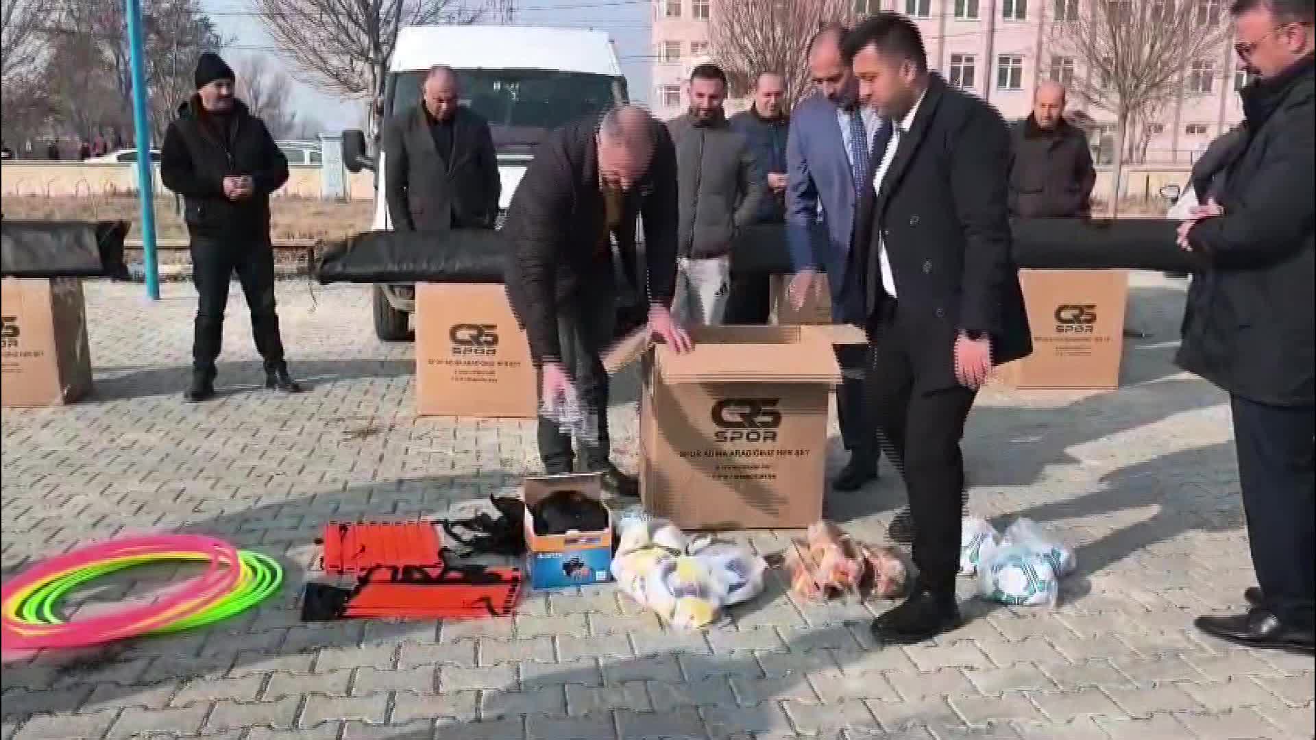 Iğdır’da 71 ortaokula spor ekipmanları dağıtıldı
