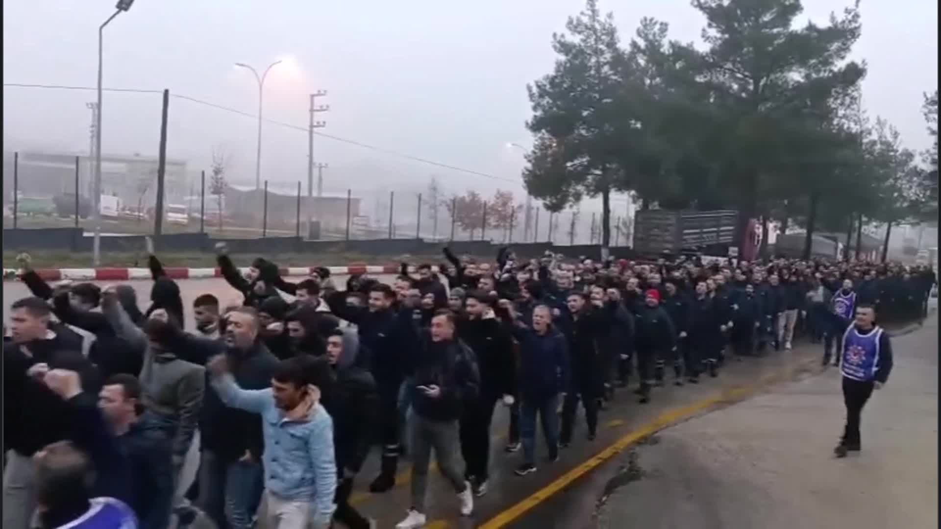 Metal işkolundaki TİS görüşmeleri... Bilecik'te metal işçileri MESS'i protesto etti