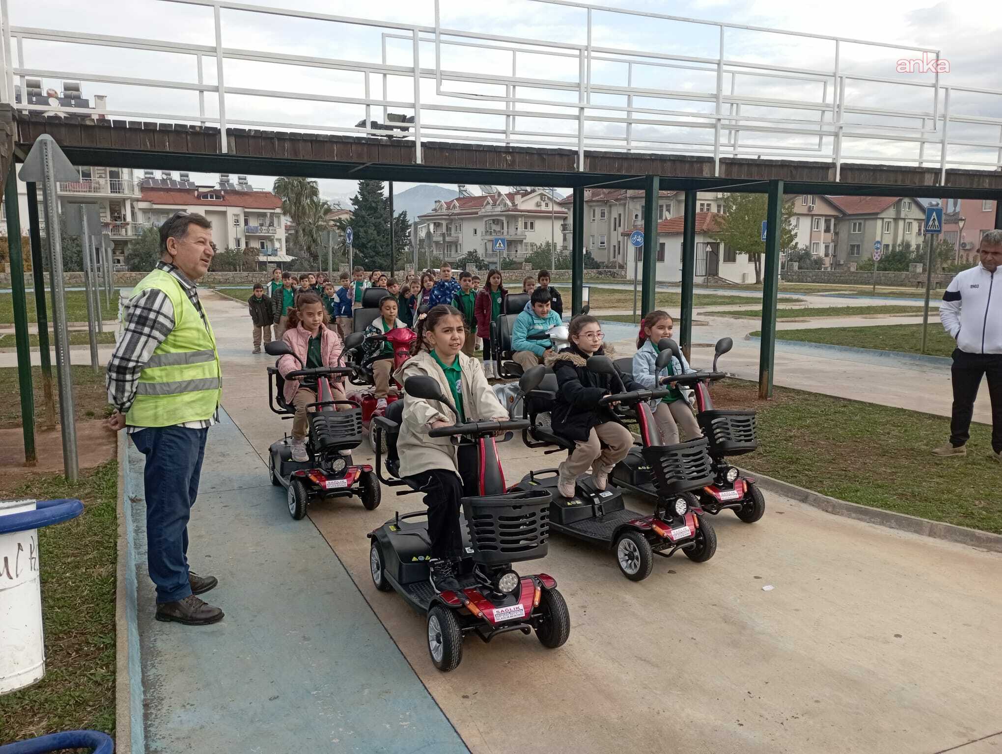 Fethiye’de öğrencilere Trafik Eğitim Parkı’nda uygulamalı trafik eğitimi