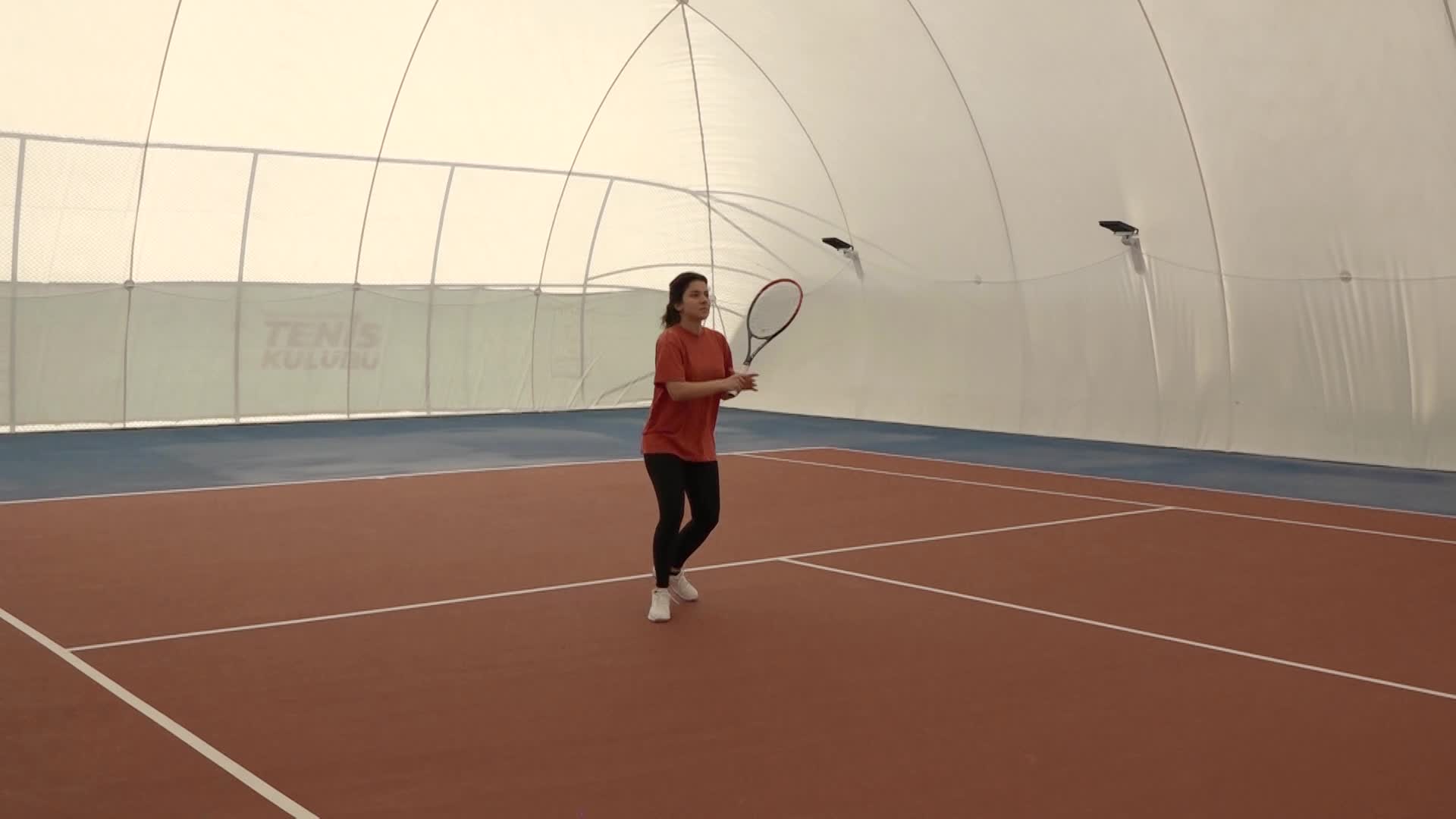 Kuşadalı sporseverlerden "balon kort"a yoğun ilgi