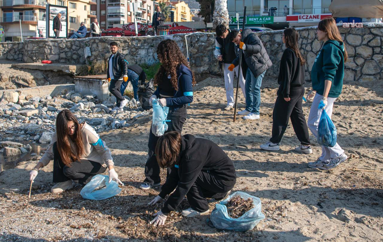 Söke Bağarası Hürriyet Ortaokulu öğrencilerinden, Kuşadası’nda kıyı temizliği